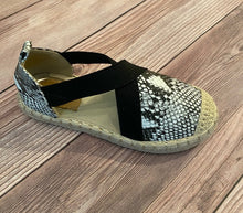 Load image into Gallery viewer, Snake Print Shoes
